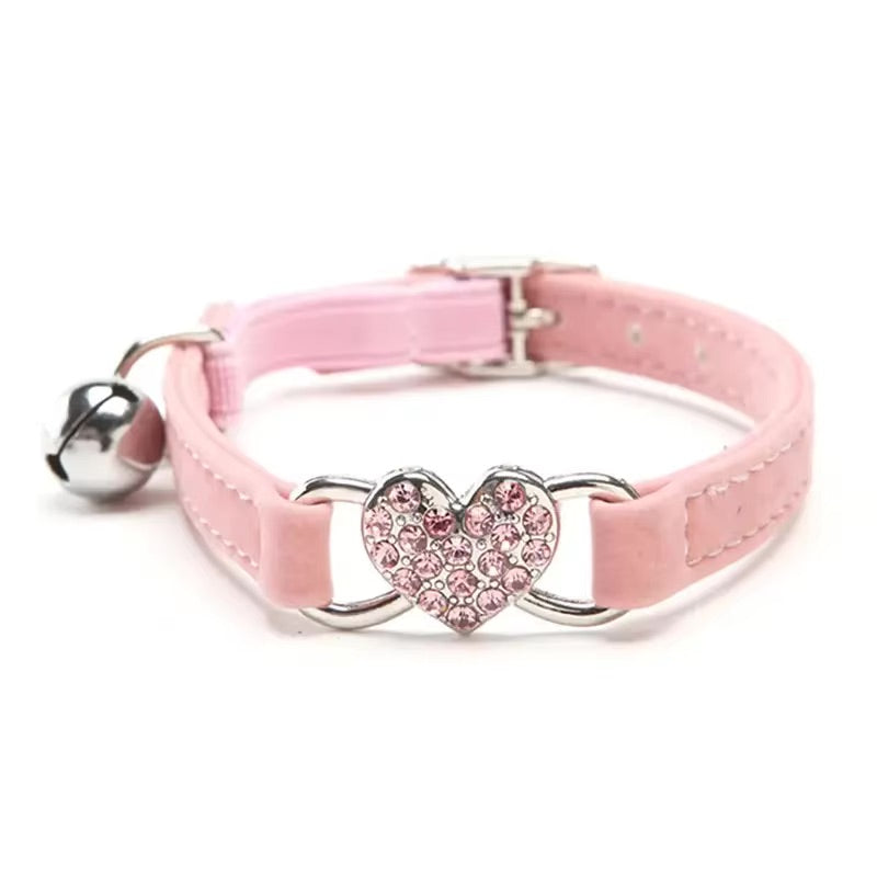 Collier en forme de coeur avec clochette