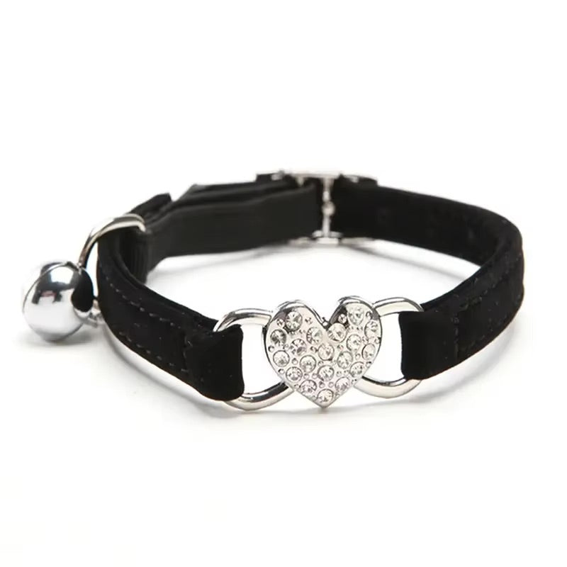 Collier en forme de coeur avec clochette