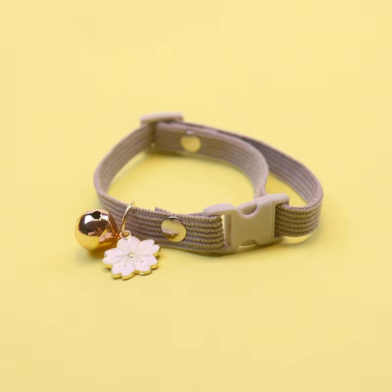 Collier en velours côtelé avec fleur et clochette