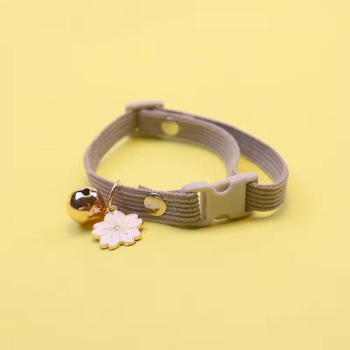 Collier en velours côtelé avec fleur et clochette