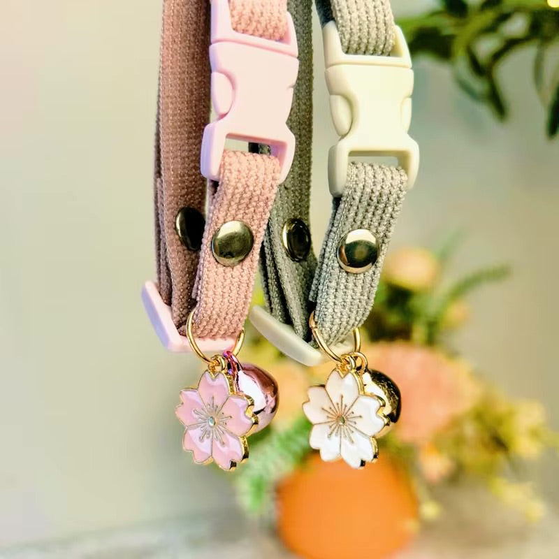 Collier en velours côtelé avec fleur et clochette